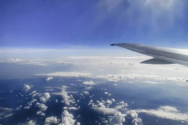 Ταξιδεύοντας και πετώντας, ουρανός πάνω από τα σύννεφα  — Φωτογραφία Αρχείου